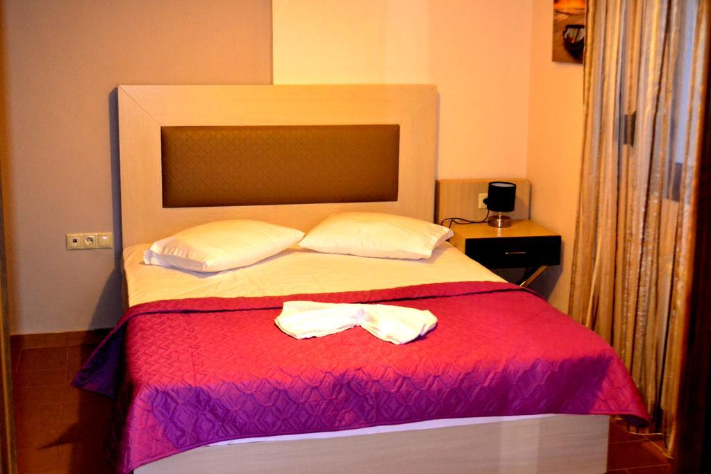 Αmalia Lux Villas Vrasná Rum bild