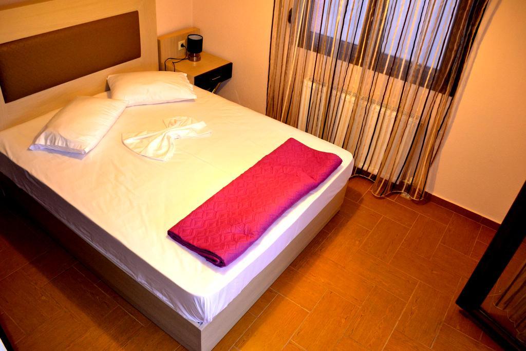 Αmalia Lux Villas Vrasná Rum bild