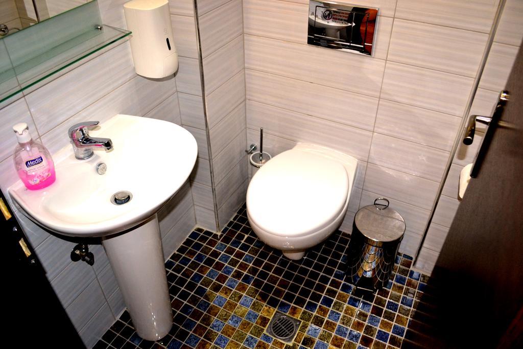 Αmalia Lux Villas Vrasná Rum bild